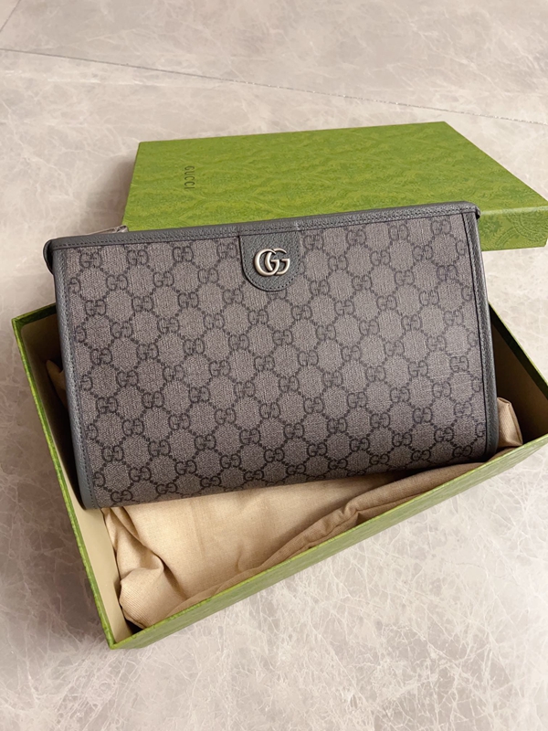 グッチ財布 レプリカ着用イメージ